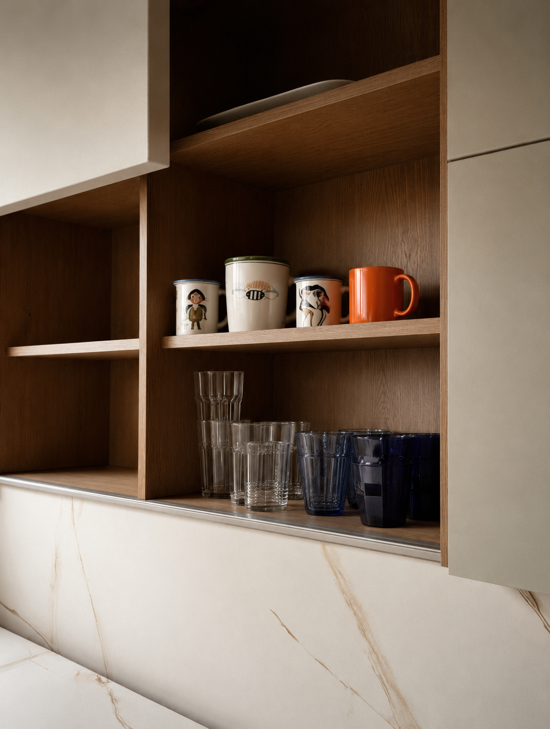 Detalle de estantería abierta en cocina a medida Isoko con fondo de madera natural